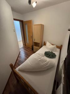 Una cama o camas en una habitación de Apart Weitblick Executive Suite