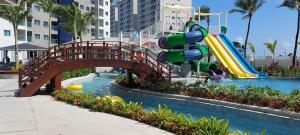 ein Wasserpark mit Brücke und Rutsche in der Unterkunft Ap SALINAS EXCLUSIVE RESORT in Salinópolis