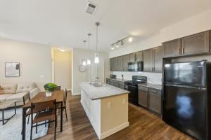 休斯顿Cullen 3211 I New Construction 2bd Apt I Gated的厨房和带黑色冰箱的客厅
