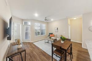 Cullen 3211 I New Construction 2bd Apt I Gated的电视和/或娱乐中心