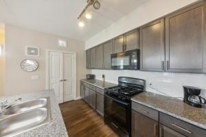 Cullen 3211 I New Construction 2bd Apt I Gated的厨房或小厨房