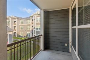休斯顿Cullen 3211 I New Construction 2bd Apt I Gated的享有公寓景致的阳台