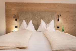 A bed or beds in a room at Hotel Rierhof
