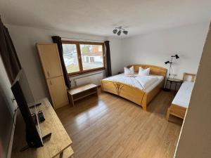 Una cama o camas en una habitación de Apart Weitblick Executive Suite