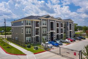 un condominio con auto parcheggiate in un parcheggio di Cozy & Spacious I Parking I Properties By Preston a Houston