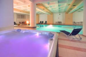 ein großes Hallenbad mit Whirlpool in der Unterkunft Vila Teleconstructia in Slănic-Moldova