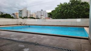 Bazén v ubytování Lindo apartamento com incrível vista urbana nebo v jeho okolí