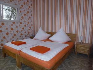een slaapkamer met een bed met twee handdoeken erop bij Ferienoase an der Wublitz in Potsdam