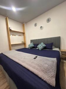 A bed or beds in a room at Hotel a resting place 1 AEROPUERTO