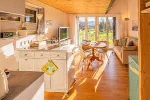 Eldhús eða eldhúskrókur á Tiny House Chez Claudine - Relaxen, Workspace, Nähe Thermen, Netflix, free Parking & Wifi