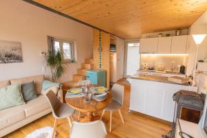 Eldhús eða eldhúskrókur á Tiny House Chez Claudine - Relaxen, Workspace, Nähe Thermen, Netflix, free Parking & Wifi