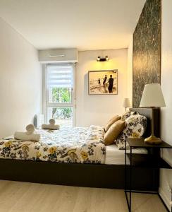 a bedroom with a bed and a window at La Galerie - appartement entier -75 m2 in Noisy-le-Grand