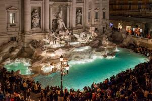 ローマにあるTrevi Luxury Maisonの大群集