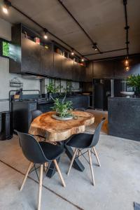 a kitchen with a wooden table and chairs at Principado dos Galgos, Chácara in Cascavel