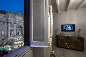 ローマにあるTrevi Luxury Maisonの窓付きの部屋