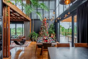 a christmas tree in a room with a table at Principado dos Galgos, Chácara in Cascavel