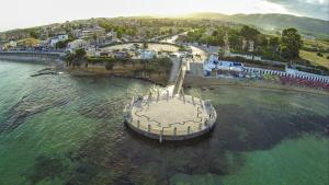 une vue aérienne sur un bateau dans l'eau dans l'établissement Le Tre Rose Di Mary, à Avola