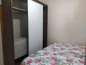 a bedroom with a bed and a closet at Apartamento 101 Encantador in Vitoria da Conquista in Vitória da Conquista