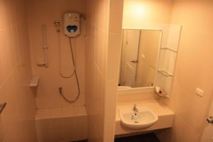 Koupelna v ubytování Phuket Racha Kata Homestay + 37 fotografií