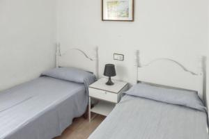 プエルト・デ・マサロンにあるSpacious apartment near Puerto de Mazarrón with terraceのベッドルーム1室(ベッド2台、ナイトスタンドのランプ付)