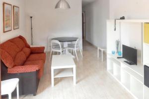 プエルト・デ・マサロンにあるSpacious apartment near Puerto de Mazarrón with terraceのソファとテーブルのあるリビングルーム