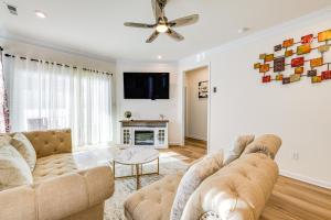 TV a/nebo společenská místnost v ubytování 12 Mi to Dtwn Richmond Spacious Home with Deck!