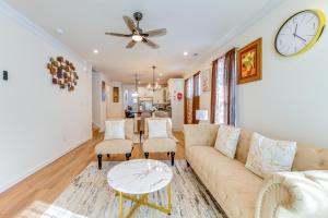 Posezení v ubytování 12 Mi to Dtwn Richmond Spacious Home with Deck!