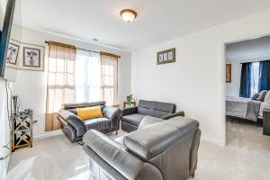 Posezení v ubytování 12 Mi to Dtwn Richmond Spacious Home with Deck!