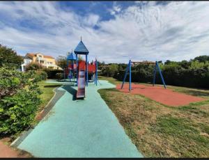 Herní místnost nebo prostor pro děti v ubytování Appartement avec vue mer, port et golf