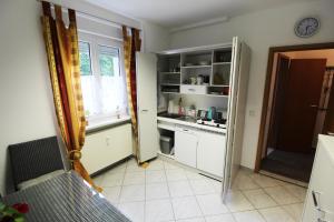 una cucina con porta aperta su una cucina con lavandino di Bernauer Stübchen a Bernau bei Berlin