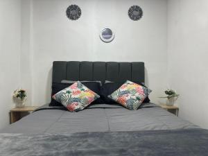 A bed or beds in a room at Hotel a resting place 1 AEROPUERTO