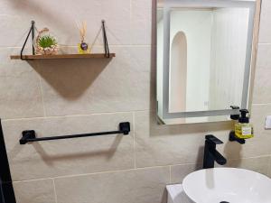 A bathroom at Hotel a resting place 1 AEROPUERTO