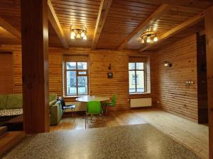Posezení v ubytování Alevi Holiday Home with Sauna