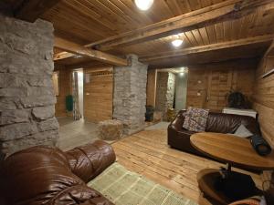 Posezení v ubytování Alevi Holiday Home with Sauna