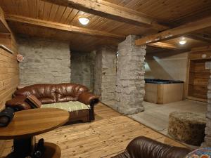 Posezení v ubytování Alevi Holiday Home with Sauna