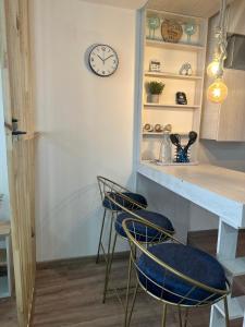 A kitchen or kitchenette at Hotel a resting place 1 AEROPUERTO
