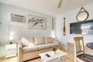 クリアウォーター・ビーチにあるApartment with Easy Access to Indian Rocks Beach!のソファとテーブルのあるリビングルーム