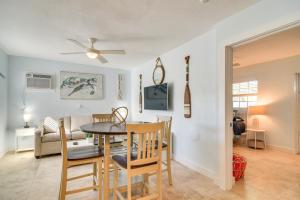 クリアウォーター・ビーチにあるApartment with Easy Access to Indian Rocks Beach!のテーブルと椅子のあるダイニングルームとリビングルーム