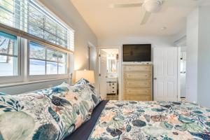 クリアウォーター・ビーチにあるApartment with Easy Access to Indian Rocks Beach!のベッドと薄型テレビのある寝室