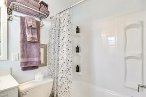クリアウォーター・ビーチにあるApartment with Easy Access to Indian Rocks Beach!のトイレとシャワー付きのバスルーム +26枚の写真