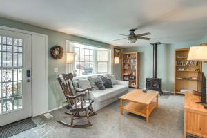 Χώρος καθιστικού στο Private Yard, Walk to River Buena Vista Retreat!