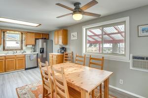 Η κουζίνα ή μικρή κουζίνα στο Private Yard, Walk to River Buena Vista Retreat!