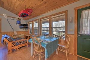 TV a/nebo společenská místnost v ubytování Cabin with Hot Tub - Near Nantahala Outdoor Center!