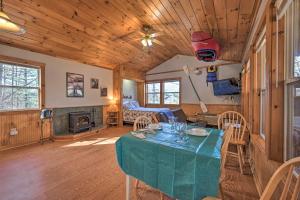 TV a/nebo společenská místnost v ubytování Cabin with Hot Tub - Near Nantahala Outdoor Center!