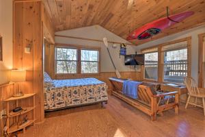 Postel nebo postele na pokoji v ubytování Cabin with Hot Tub - Near Nantahala Outdoor Center!