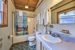 Koupelna v ubytování Cabin with Hot Tub - Near Nantahala Outdoor Center! + 15 fotografií