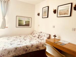 Rúm í herbergi á Davids homestay