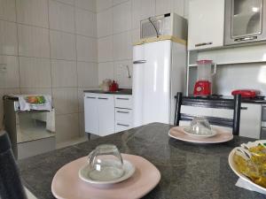 Una cocina con una encimera con dos platos encima. en 301 Apartamento Charmoso, en Vitória da Conquista