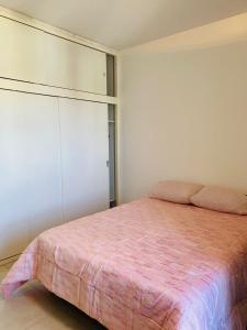 una camera con letto rosa e armadio di Alquileres Buendia 2 a Puerto Madryn Altre 4 foto