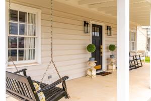 un columpio colgando del lado de una casa en Fraulein Haus walk to Main St sleeps 5, en Fredericksburg